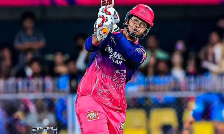 Vaibhav Suryavanshi का आक्रामक शॉट खेलते हुए इमेज